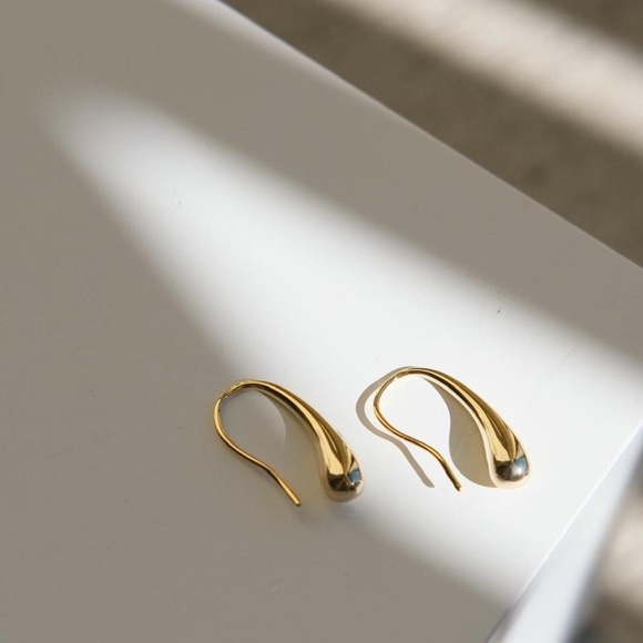 CLOSING SALE! 💕Gold Plated Teardrop Earrings - Picture 4 of 4